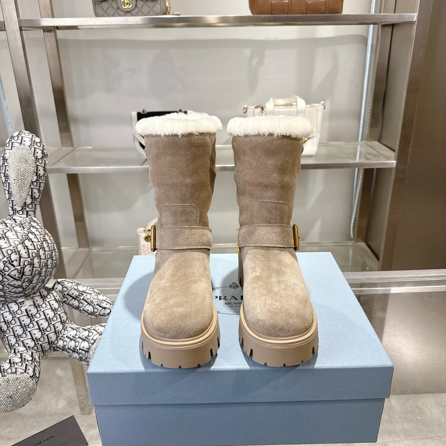 👟👟Ex-factory price 700👟👟 🔥Heavyweight🔥4050 Prada/PRADA autumn and winter snow boots counter new thick-soled anti-ski boots warm wool short boots, the same style as PRADA autumn and winter T-stage catwalk catwalk celebrity stars, original 1:1 replica, high-quality quality! The top version is comfortable on the feet and makes you look slimmer, elegant and intellectual! It is a rare pair of comfortable and warm casual snow boots! ❶Fabric: High mercerized cow suede/first layer cowhide ❷Lining: %100 pure wool imported from Australia ❸Feet: %100 pure wool imported from Australia ❹Outsole: Original TPU foam bottom Four-color women's sizes: 36–42. Complete packaging, with certified pure cotton bag after-sales service card.